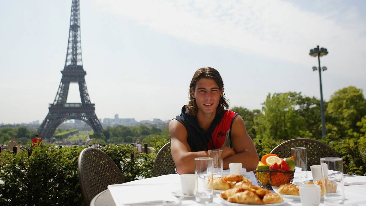 2005 siegte Nadal erstmals bei den French Open. Zwischen April 2005 und Mai 2007 blieb er auf Sand gar 81 Spiele in Folge ungeschlagen. 59 Turniersiege stehen insgesamt auf Sand zu Buche. Keine Frage - Nadal ist einer der größten Dominatoren der Sportgeschichte