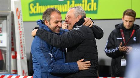 Trainer Hansi Flick stellt sich vor Bayerns Achtelfinal-Rückspiel gegen Lazio Rom den Fragen der Journalisten. Es geht natürlich auch wieder um den Bundestrainer-Posten.