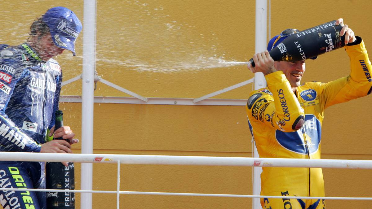 2001: In diesem Jahr eskaliert die offen ausgetragene Feindschaft der beiden MotoGP-Stars Valentino Rossi (l.) und Max Biaggi, die sich offensichtlich selbst bei der Champagner-Dusche keines Blickes würdigen. In Katalonien kommt es bei der Siegerehrung sogar zu einer Schlägerei zwischen beiden
