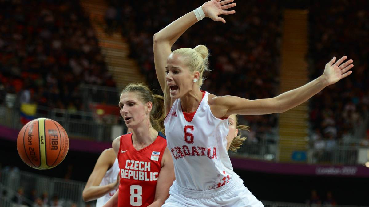 Die 1,81 Meter große Blondine ist nicht nur optisch der Fixpunkt der kroatischen Basketballerinnen. Als Point Guard ist sie für den Spielaufbau zuständig