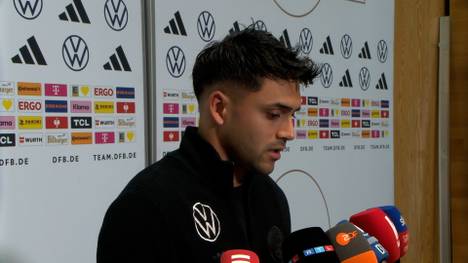 Nationalspieler Nadiem Amiri spricht in einer Medienrunde über die schwerste Zeit seiner Karriere.