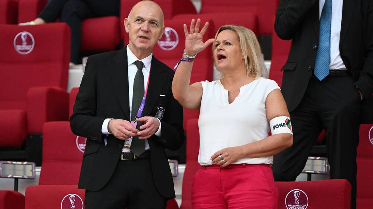 Bundesinnenministerin Nancy Faeser trägt "One Love"-Armbinde in Katar beim WM-Spiel Deutschland gegen Japan
