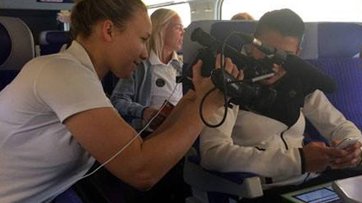 Gemeinsam mit Lira Alushi (auch bekannt unter ihrem Geburtsnamen Fatmire Bajramaj, die wegen iher Schwangerschaft die Teilnahme an der WM absagte) spielt Henning in Frankreich bei PSG. Für den vereinseigenen TV-Sender gibt sie gerne mal die Kamerafrau