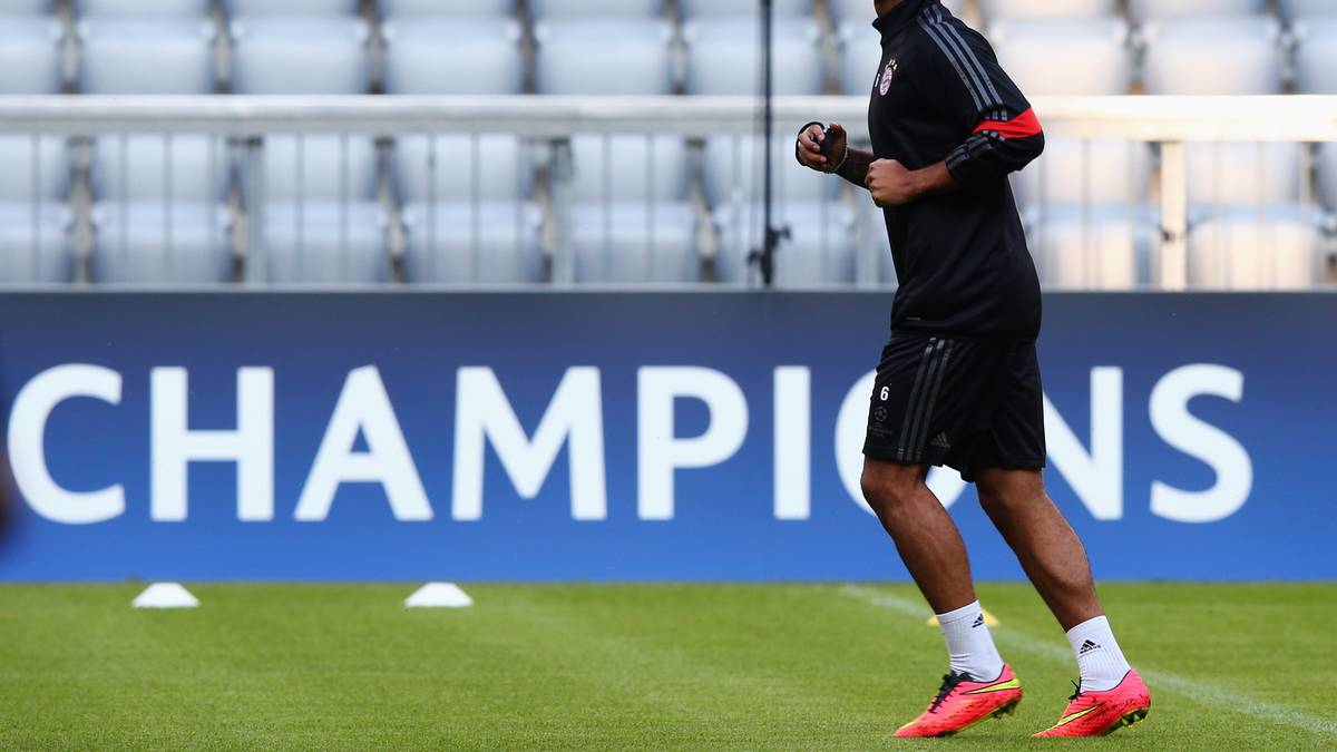 In der Saison 2014/15 will Thiago wieder angreifen. Im Training kommt es aber erneut zum Rückschlag. Im Oktober erwischt es wieder das lädierte Knie. Sein Innenband reißt zum wiederholten Male an. Pause: 154 Tage