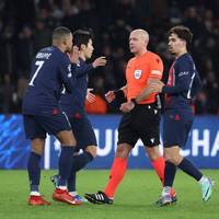 Paris Saint-Germain sichert sich gegen Newcastle einen immens wichtigen Punkt. Der Elfmeter, der zum Punktgewinn führte, ist höchst umstritten - und lässt diverse England-Stars wüten.