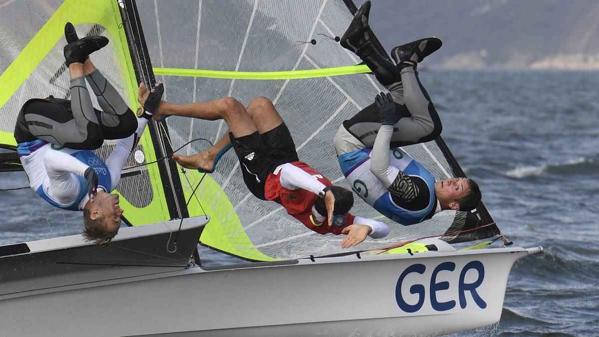 Mit einer Rolle rückwärts feiern Erik Heil und Thomas Plößel die erste deutsche Olympia-Medaille im Segeln seit 2000. Das Kieler Duo holt Bronze in der 49er-Klasse