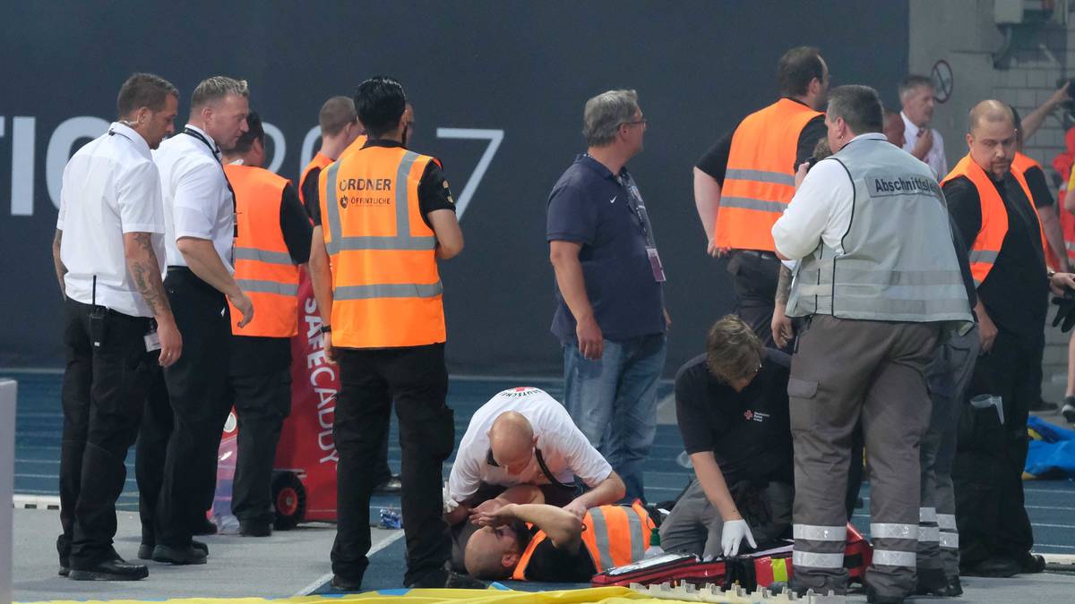 Kurz nach Beginn der zweiten Halbzeit war bereits ein Böller in den Innenraum geworfen worden. Ein Ordner ging daraufhin zu Boden und musste behandelt werden. Er konnte seinen Dienst anschließend aber wieder fortsetzen