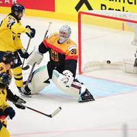 Deutschland verliert die zweite Partie am dritten Gruppenspieltag bei der Eishockey-WM in Tschechien. Gegen Titelanwärter Schweden geht die Mannschaft von Bundestrainer Harold Kreis unter.