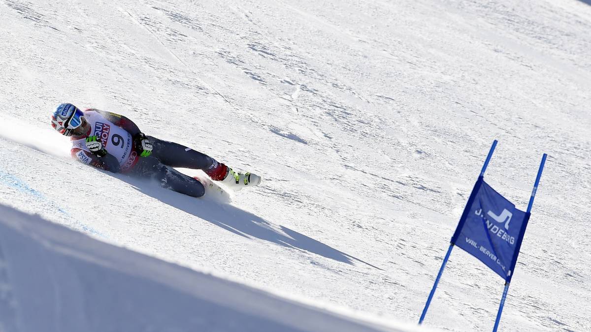 Mit dem linken Arm bleibt er in einer Torstange hängen und wird bei diesem Missgeschick mächtig ausgehebelt. Nach ein paar Überschlägen...