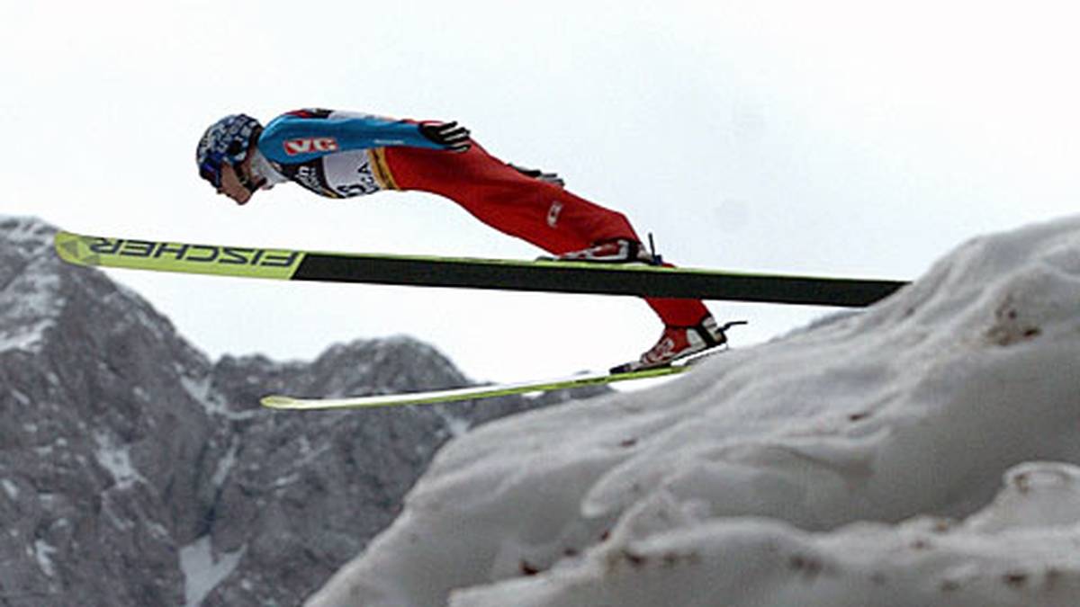 Am 20. März 2005 erlebt die Welt das wohl spektakulärste Skifliegen aller Zeiten. Weil die Slowenen buddeln wie verrückt, sind neue Bestweiten möglich. Und die Athleten liefern