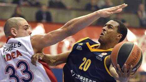 Jonathan Tabu und ALBA Berlin (r.) haben gegen Maik Zirbes und Roter Stern Belgrad keine Chance.