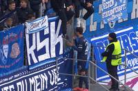 Der VfL Bochum kassiert bei Eintracht Frankfurt eine mächtige Abreibung. Das führt zu besonderen Maßnahmen: Schon zur Pause stellt sich ein Bochum-Profi den geschockten Fans in der Kurve!