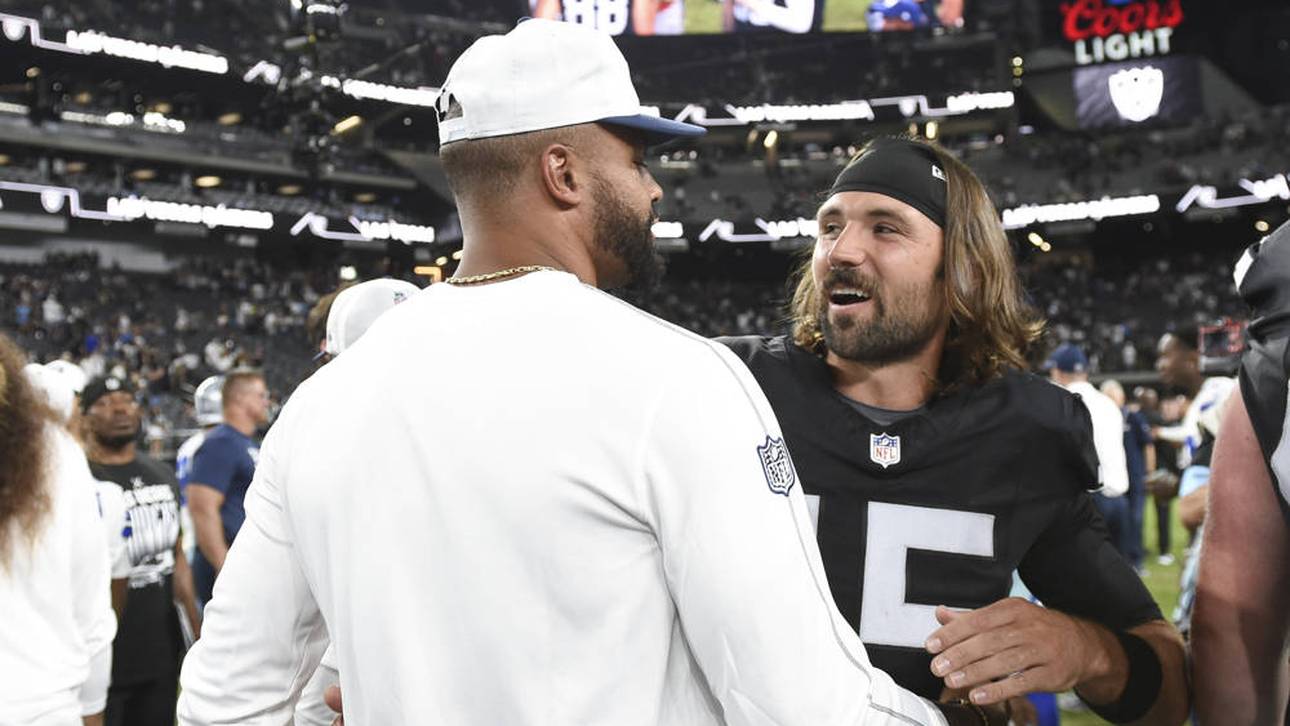 Gardner Minshew (r.) und Cowboys Quarterback Dak Prescott (l.)