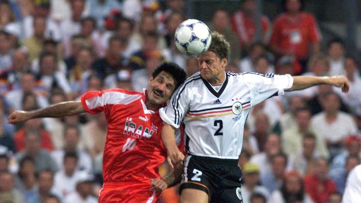 Bei der WM 1998 in Frankreich agierte das Nationalteam mit einem Brustring in Schwarz-Rot-Gold.