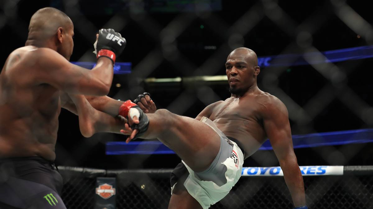 Ein kleiner Auszug aus der Liste seiner Verfehlungen: Trunkenheit am Steuer, Kokain-Missbrauch, homophobe Kommentare bei Instagram (er behauptete, gehackt worden zu sein), eine Prügelei mit Gegner Daniel Cormier, Fahrerflucht nach einem Unfall, bei dem eine schwangere Frau verletzt wurde