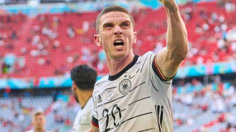 Mit seiner Gala-Leistung gegen Portugal hat sich Robin Gosens ins Rampenlicht bei der EM gespielt. Top-Klubs aus ganz Europa sollen sich mit dem 26-Jährigen beschäftigen und wohl auch ein Bundesligist...