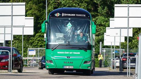 Bremens Mannschaftsbus bei der Ankunft am Stadion in Heidenheim