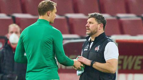 Bayern-Torhüter Manuel Neuer sichert sich nach dem Sieg beim 1. FC Köln ein besonderes Souvenir. Die Kult-Mütze von Steffen Baumgart wechselt den Besitzer.