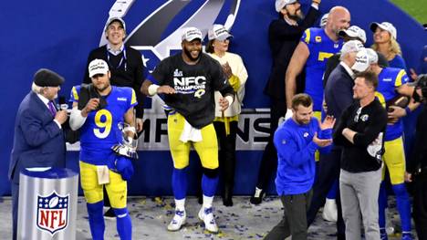 Die Finalteilnehmer für die 56. Ausgabe des Super Bowls stehen fest. Die Los Angeles Rams setzten sich im NFC Championship Game mit 20:17 gegen die San Francisco 49ers durch – jetzt geht´s für das Team um Quarterback Matthew Stafford im heimischen SoFi Stadium gegen die Cincinnati Bengals. 