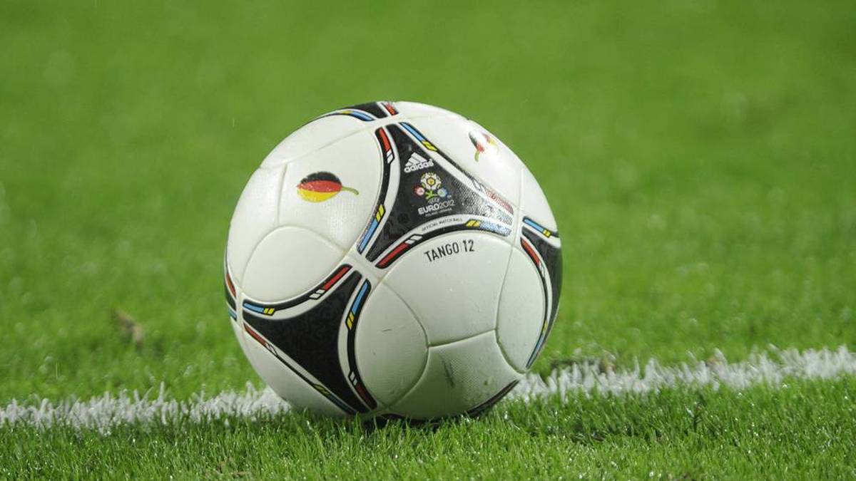 Der "Tango 12" war der offizielle Spielball des Turniers in Polen und der Ukraine. An den Tests nahmen auch der FC Bayern und Real Madrid teil.