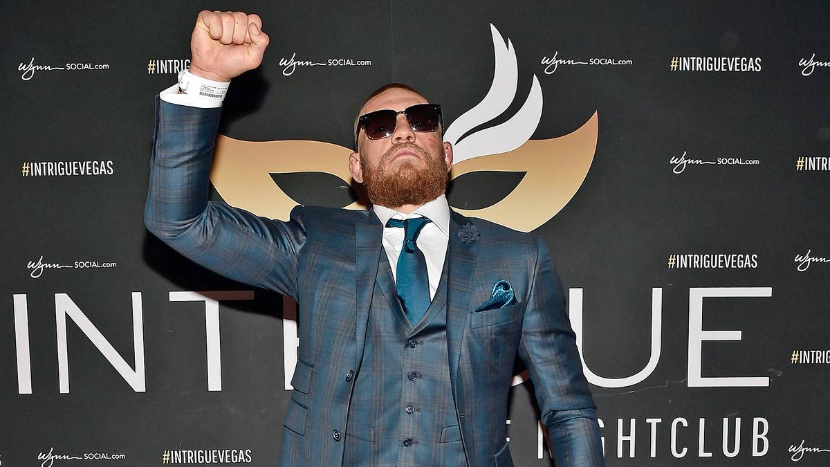 ...zieht McGregor in den Nachtklub mit dem vielsagenden Namen "Intrigue" weiter und erhebt dort die Faust