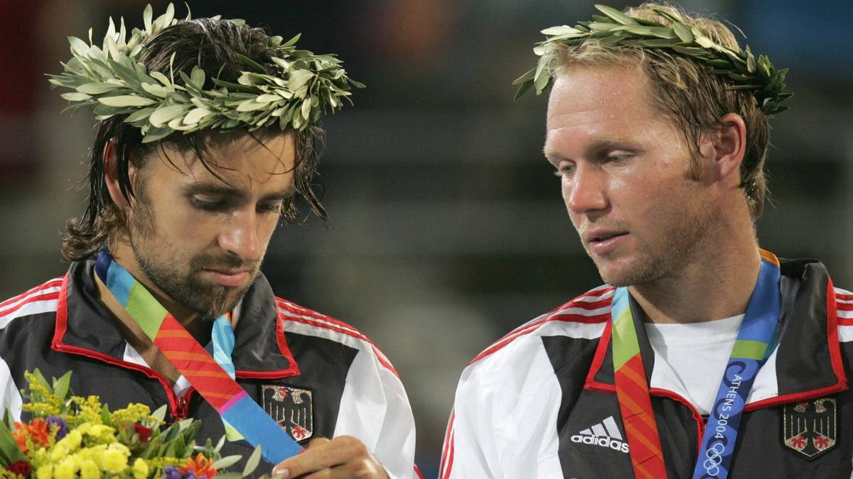 Das Match in Sydney verliert er gegen Roger Federer. Seinen größten Titel neben den sechs ATP-Erfolgen feiert Kiefer 2004: Zusammen mit Rainer Schüttler spielt er sich bei den Olympischen Spielen in Athen zu Silber - so verdient er sich Platz neun vor Andrea Petkovic, die ebenfalls auf sechs Einzeltitel kommt