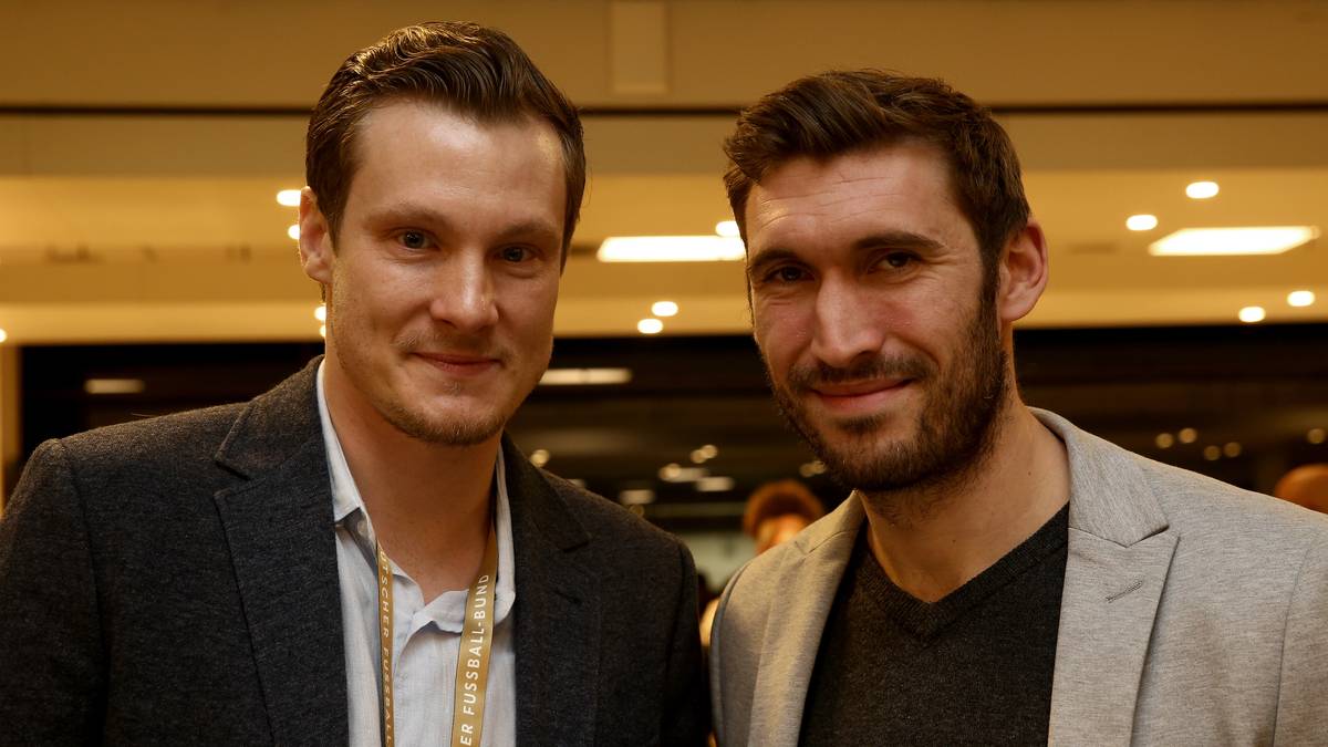 1. August 2015: Marcell Jansen (l.) beendet mit 29 Jahren seine Karriere. Völler kann damit überhaupt nichts anfangen. Bei Jansen könne er "nur den Kopf schütteln. Er hat eine tolle Karriere hingelegt", sagt er im ZDF - und bringt eine inzwischen häufig kopierte Aussage: "Wer so was macht, hat den Fußball nie geliebt."