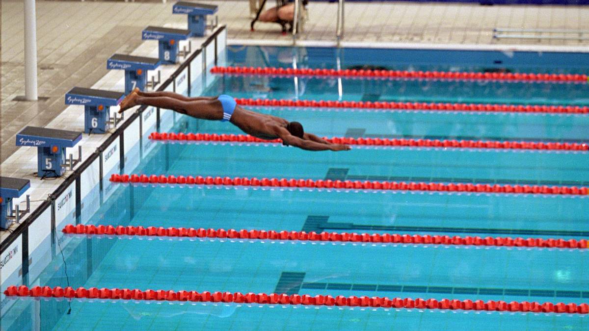 Dass nicht immer die erfolgreichsten Sportler und Medaillengewinner für Emotionen sorgen müssen, bewies 2000 Eric Moussambani auf eindrucksvolle Art und Weise. Ein Jahr vor den Spielen in Sydney konnte der damals 22-Jährige aus Äquatorialguinea noch nicht einmal schwimmen und hatte noch nie sein Heimatland verlassen