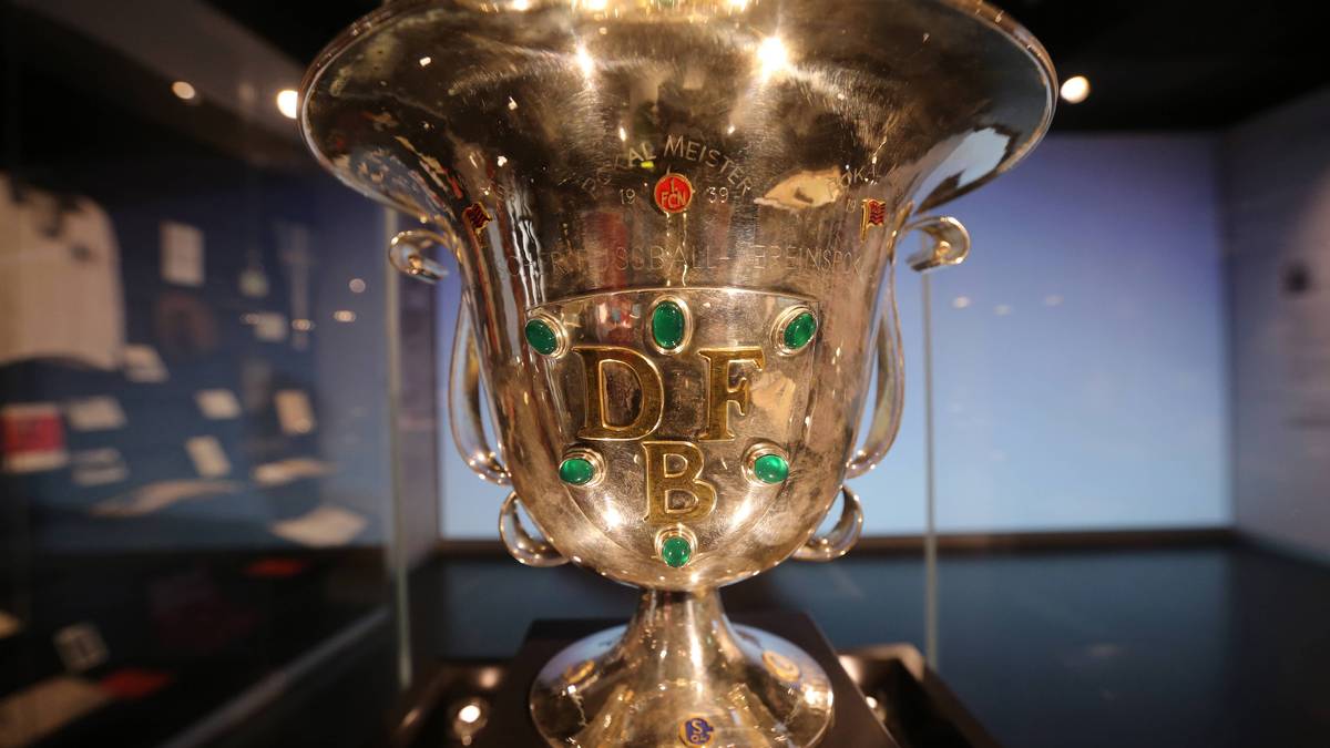 Der Tschammer-Pokal, benannt nach Reichssportführer Hans von Tschammer und Osten, wurde von 1935 bis 1964 dem DFB-Pokalsieger verliehen
