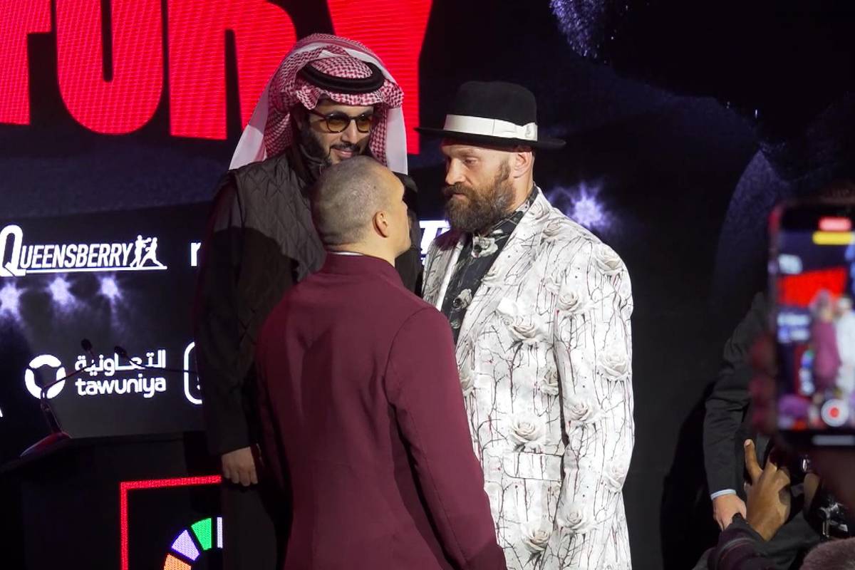 Vor dem Schwergewichts-Rückkampf zwischen Oleksandr Usyk und Tyson Fury liefern sich die beiden Superstars einen irren Staredown. Das heizt die Vorfreude auf den Kampf am Samstagabend weiter an.