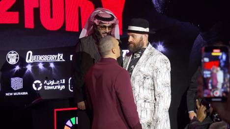 Vor dem Schwergewichts-Rückkampf zwischen Oleksandr Usyk und Tyson Fury liefern sich die beiden Superstars einen irren Staredown. Das heizt die Vorfreude auf den Kampf am Samstagabend weiter an.