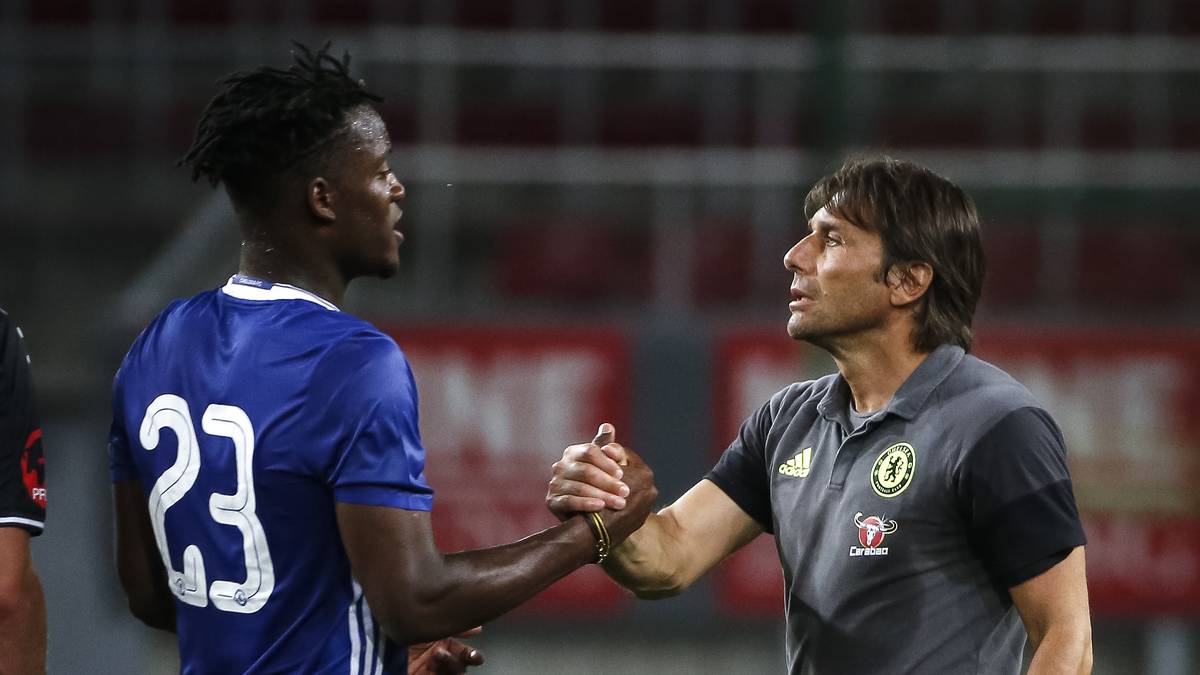 Der Wechsel des belgischen Shootingstars von Olympique Marseille zu den Blues sorgte für einen unerwarteten Geldregen bei Standard Lüttich: der Ausbildungsverein Batshuayis (l.) erhält 35 Prozent der Ablöse. Der 22-Jährige ist ein großer Bewunderer von Neu-Coach Antonio Conte: "Ich bin froh, einen großartigen Trainer zu haben, der mich verbessern wird."