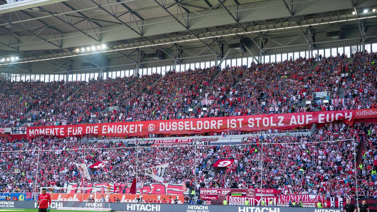 Eine Woche nach der Aufstiegs-Party in Dresden feiern die Fortuna-Fans ihre Aufstiegshelden in der ausverkauften Esprit-Arena. Für Gegner Holstein Kiel geht es in erster Linie um die Sicherung des Relegationsplatzes