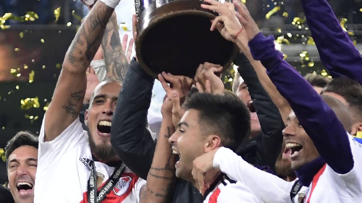 Im vergangenen Jahr standen sich beide Teams aus Buenos Aires im Endspiel der Copa Libertadores gegenüber. Nach einem 2:2 im Hinspiel gewann River Plate das Rückspiel 3:1 und sicherte sich den Titel gegen den Erzrivalen