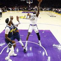 Die Los Angeles Lakers um LeBron James haben in den NBA-Playoffs einen Sweep abgewendet.