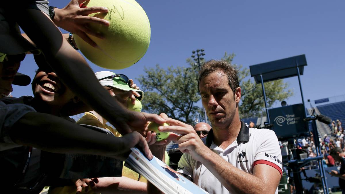 Richard Gasquet freut sich dagegen über einen lockeren Dreisatzsieg gegen den Ausralier Bernard Tomic. Danach hat er sogar noch Zeit, Autogramme zu schreiben