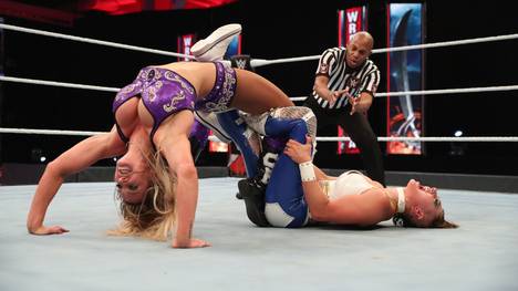 Charlotte Flair (l.) traf bei WWE WrestleMania 36 auf Rhea Ripley