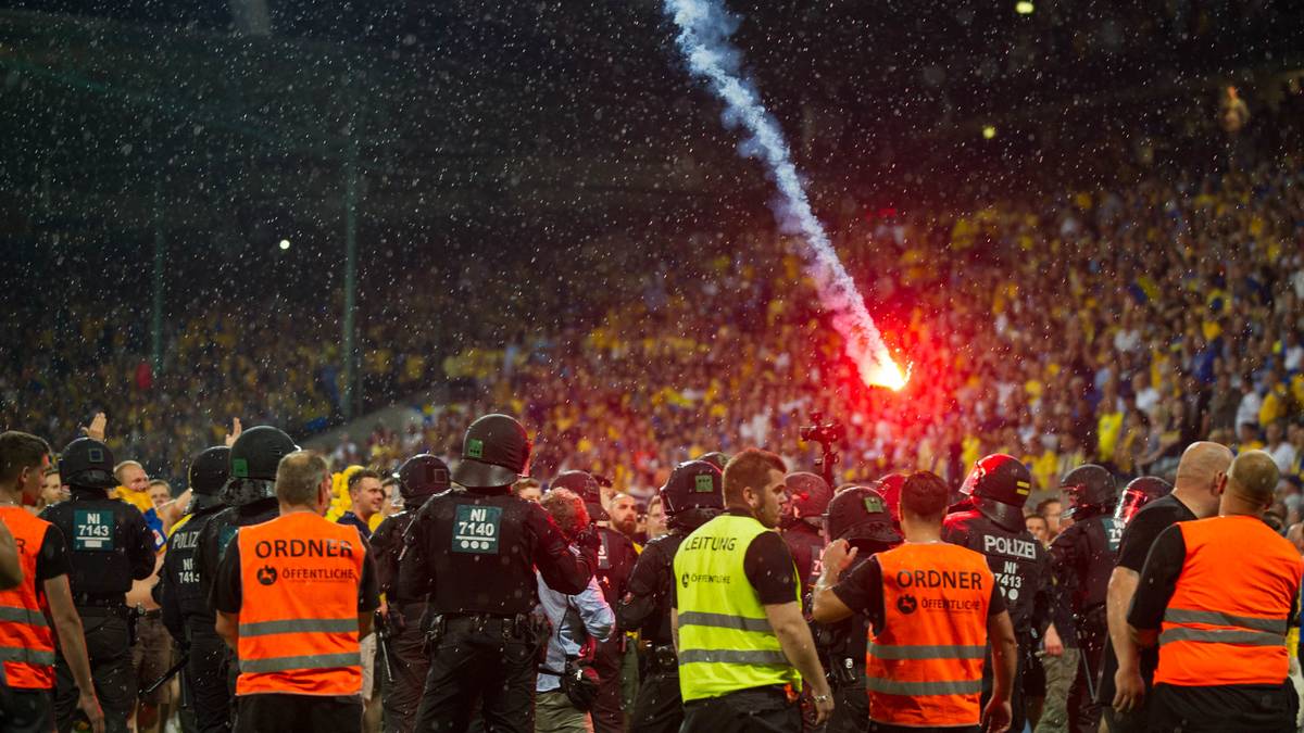 "Da war schon ein bisschen Angst. Das gehört nicht auf den Fußballplatz. Das geht nicht", kommentierte VfL-Torhüter Koen Casteels, der nur wenige Meter entfernt vom Ordner stand