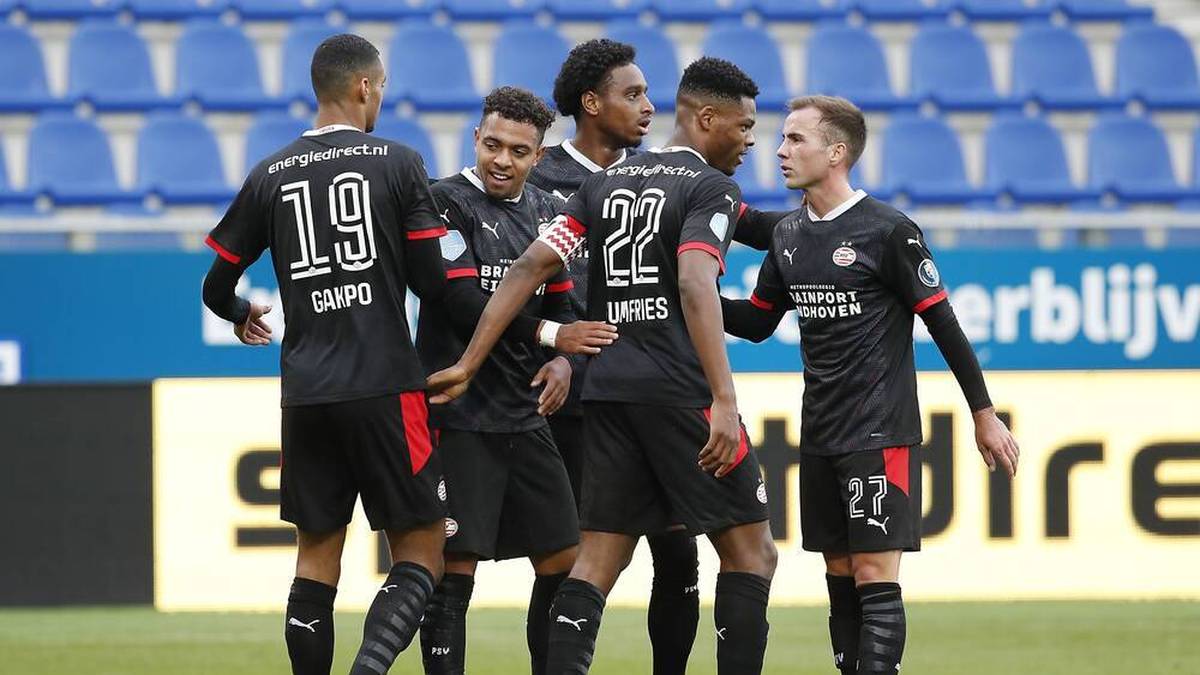 Donyell Malen (M.) bejubelt mit seinen Teamkollegen das 3:0 für PSV gegen Zwolle
