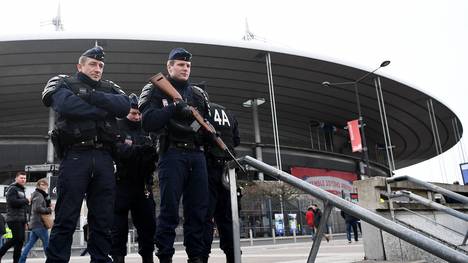 Polizisten vor dem Stade de France in Paris