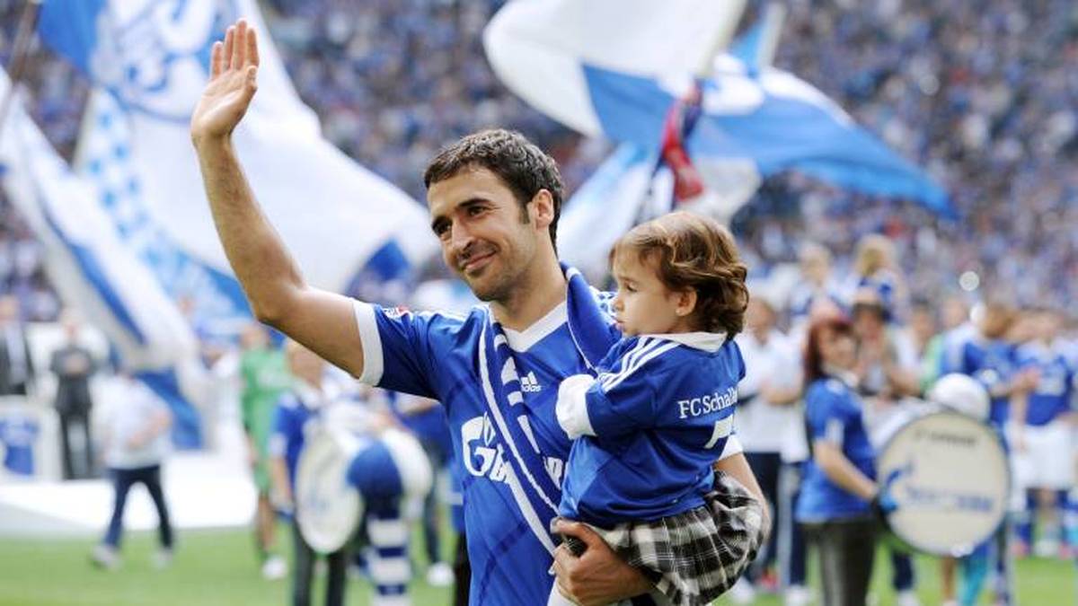 Raul Gonzalez im Trikot von Schalke 04 mit Töchterchen Maria auf dem Arm