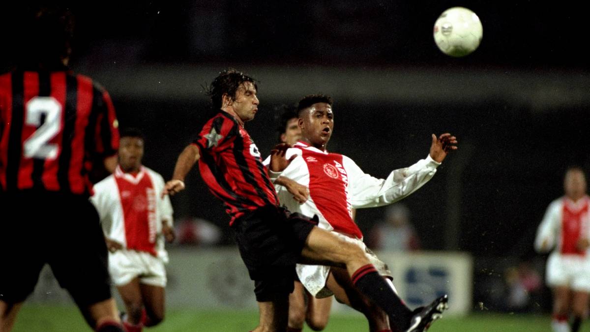 Die Bühne Ajax verhilft Kluivert wie vielen anderen ehemaligen Teamkameraden zum Sprung auf die internationale Bühne. 1999 zieht es den Stürmer zum FC Barcelona, wo er in 182 Einsätzen 90 Mal erfolgreich ist