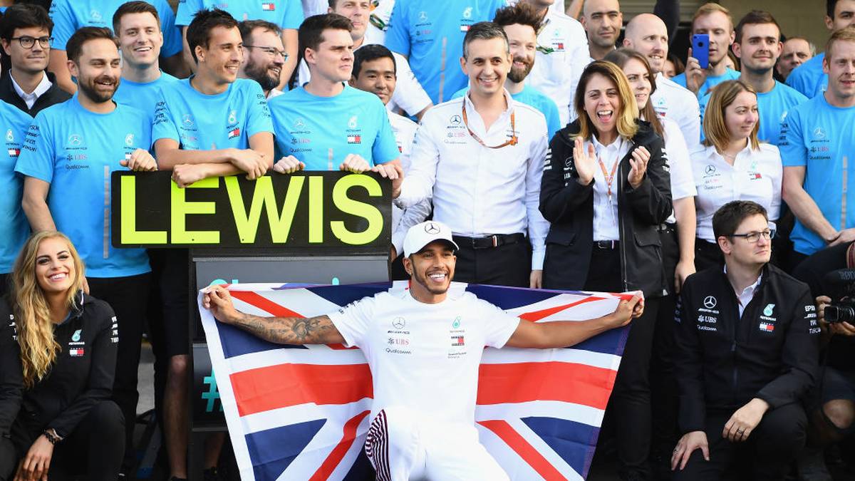 2018: Ob Hamilton Schumachers Rekord knacken wird? Hamilton: "Ob ich die Chance habe, mehr zu gewinnen oder nicht, wer weiß? Ich werde alles dafür geben, aber ich denke nur Schritt für Schritt. Es ist noch ein weiter Weg, aber ich bin noch ein paar Jahre hier."