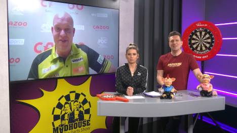 Michael van Gerwen war in der zweiten Folge des neuen Darts-Formats im Interview und klagte über Tonprobleme. Moderatorin Jana Wosnitza scherzt dabei mit dem Niederländer.