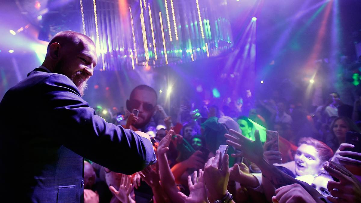 Einige haben sich mit McGregor-Pappschildern ausgerüstet und huldigen dem Superstar