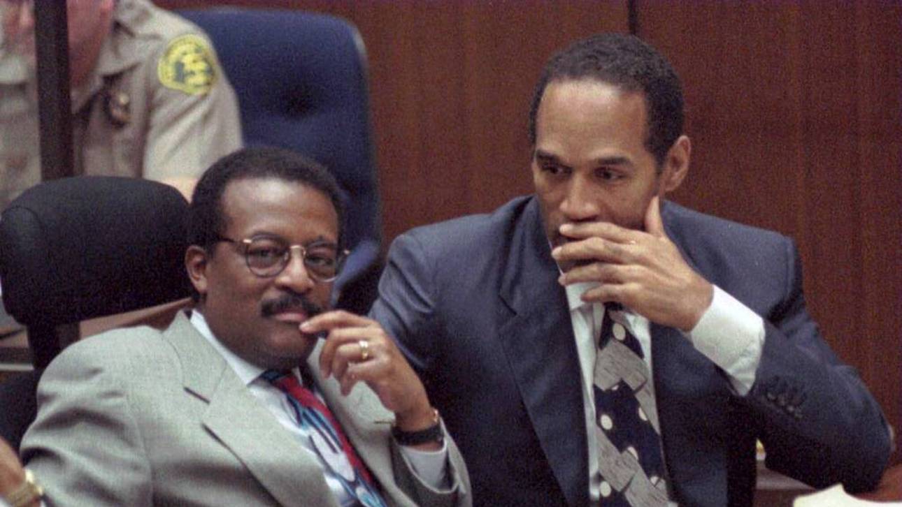 O.J. Simpson und Hauptverteidiger Johnnie Cochran bei dem Prozess 1995