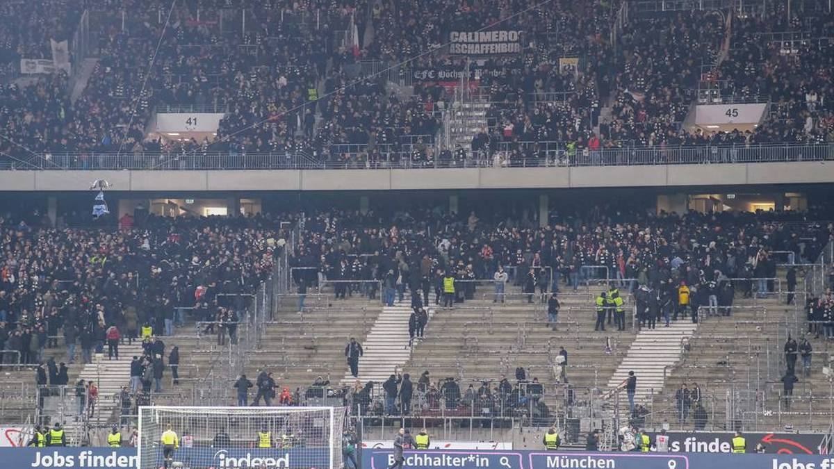 Frankfurt Ultras verlassen das Stadion vor dem Anpfiff - die Nordwestkurve bleibt erschreckend leer