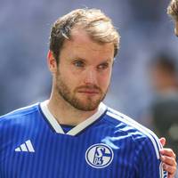 Schalke 04 hat die Trennung von vier Spielern bekanntgegeben, außerdem wird der Vertrag eines Routiniers „zum jetzigen Zeitpunkt nicht verlängert.