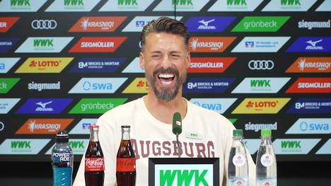 Sandro Wagner beantwortet die Fragen der Journalisten vor dem Aufeinandertreffen mit dem FC Bayern München - bis das Handy einer Reporter-Legende klingelt. Dann wird es kurios.