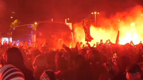 Der OSC Lille ist zum fünften Mal französischer Meister. Am Abend wird die Mannschaft von tausenden Fans jubelnd empfangen.